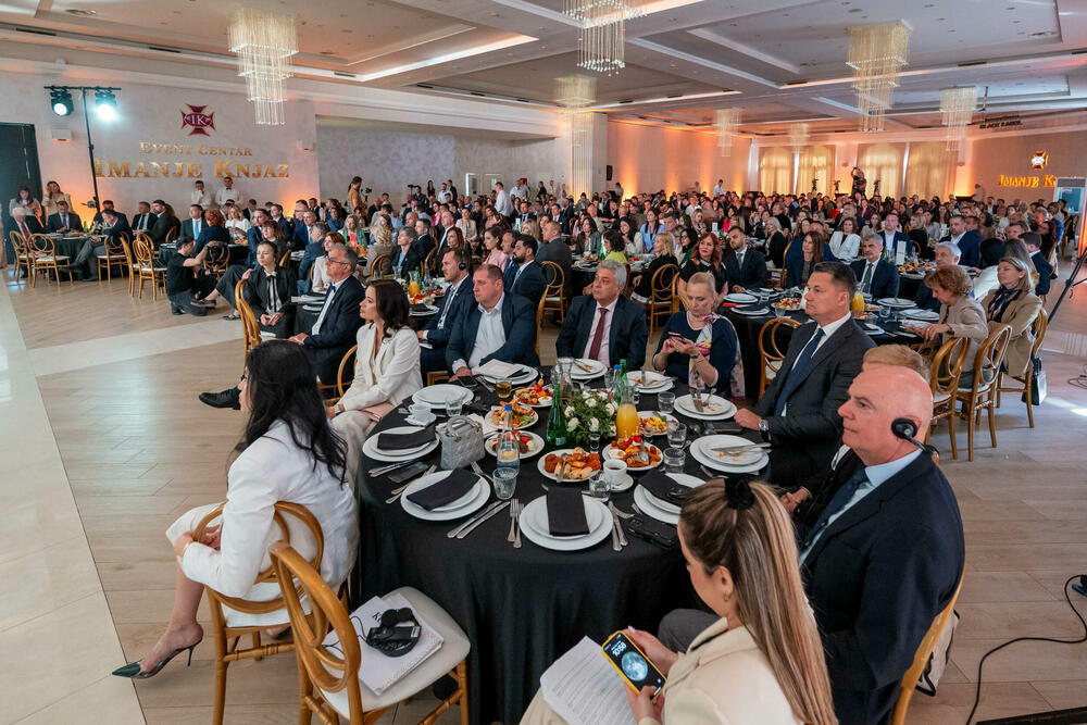 <p>Znanje, integritet i liderstvo moraju postati osnova napredovanja i odlučivanja, kazao je predsjednik AMM-a Budimir Raičković</p>