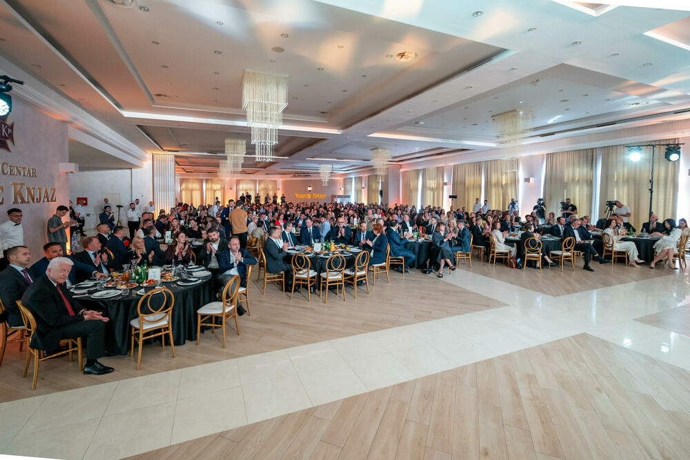 <p>Znanje, integritet i liderstvo moraju postati osnova napredovanja i odlučivanja, kazao je predsjednik AMM-a Budimir Raičković</p>