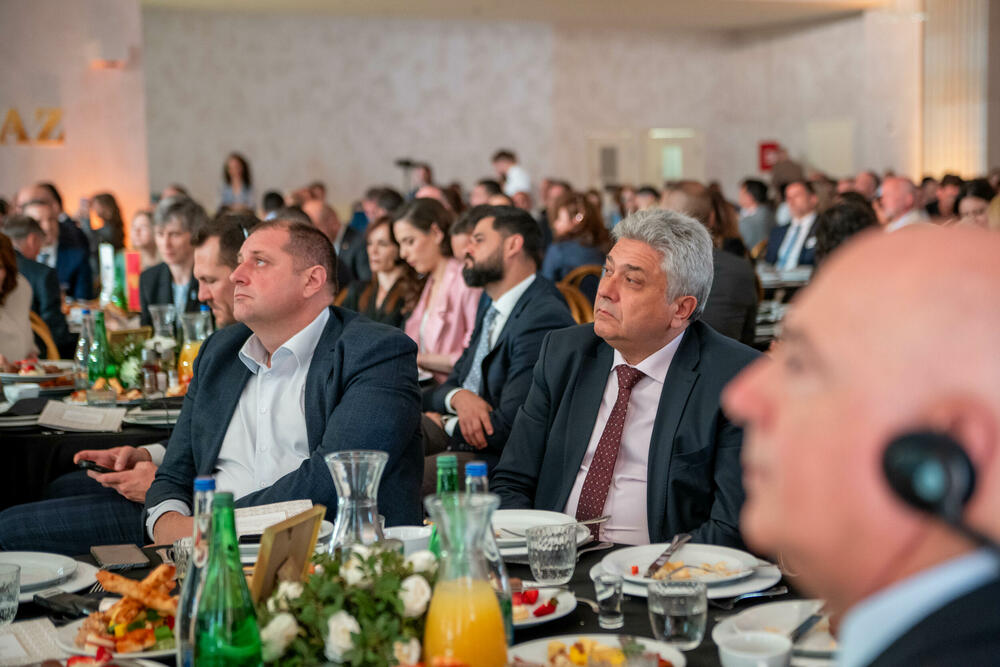 <p>Znanje, integritet i liderstvo moraju postati osnova napredovanja i odlučivanja, kazao je predsjednik AMM-a Budimir Raičković</p>