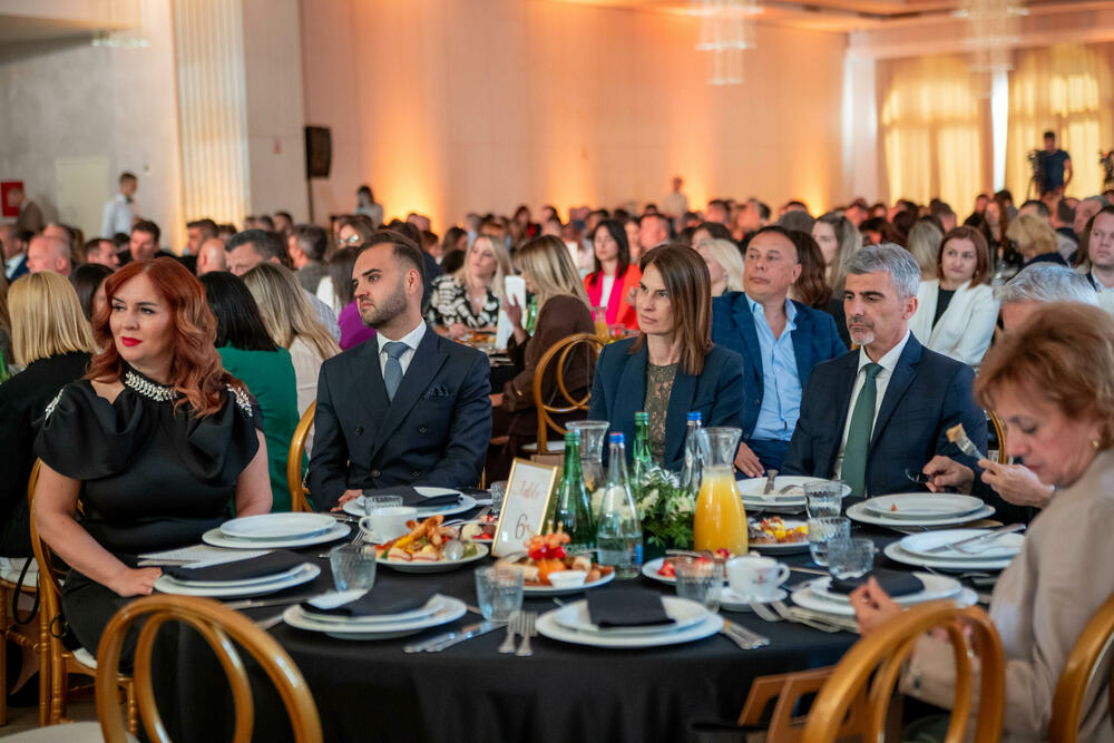 <p>Znanje, integritet i liderstvo moraju postati osnova napredovanja i odlučivanja, kazao je predsjednik AMM-a Budimir Raičković</p>