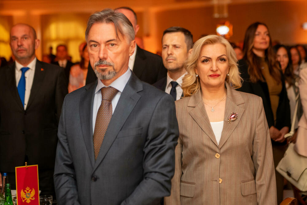 <p>Znanje, integritet i liderstvo moraju postati osnova napredovanja i odlučivanja, kazao je predsjednik AMM-a Budimir Raičković</p>