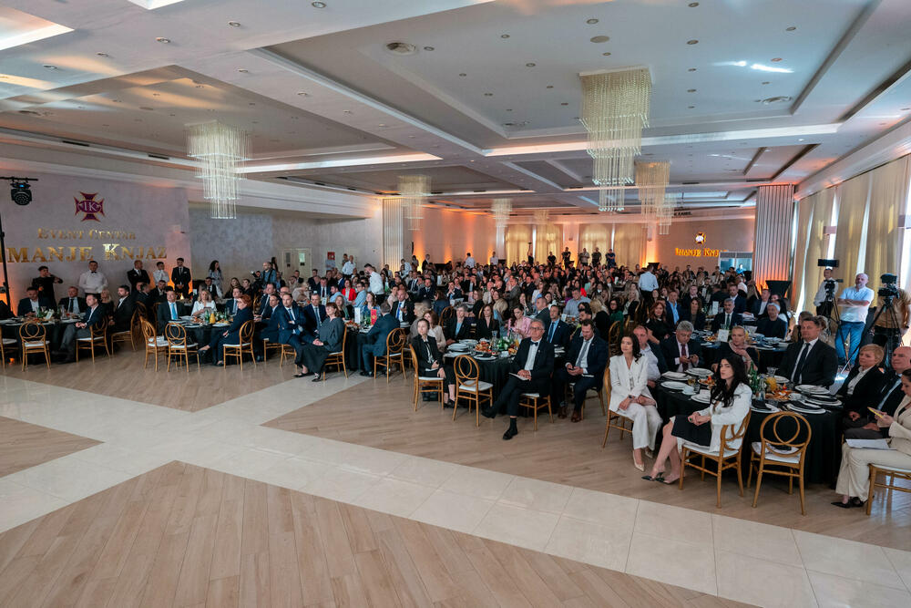 <p>Znanje, integritet i liderstvo moraju postati osnova napredovanja i odlučivanja, kazao je predsjednik AMM-a Budimir Raičković</p>