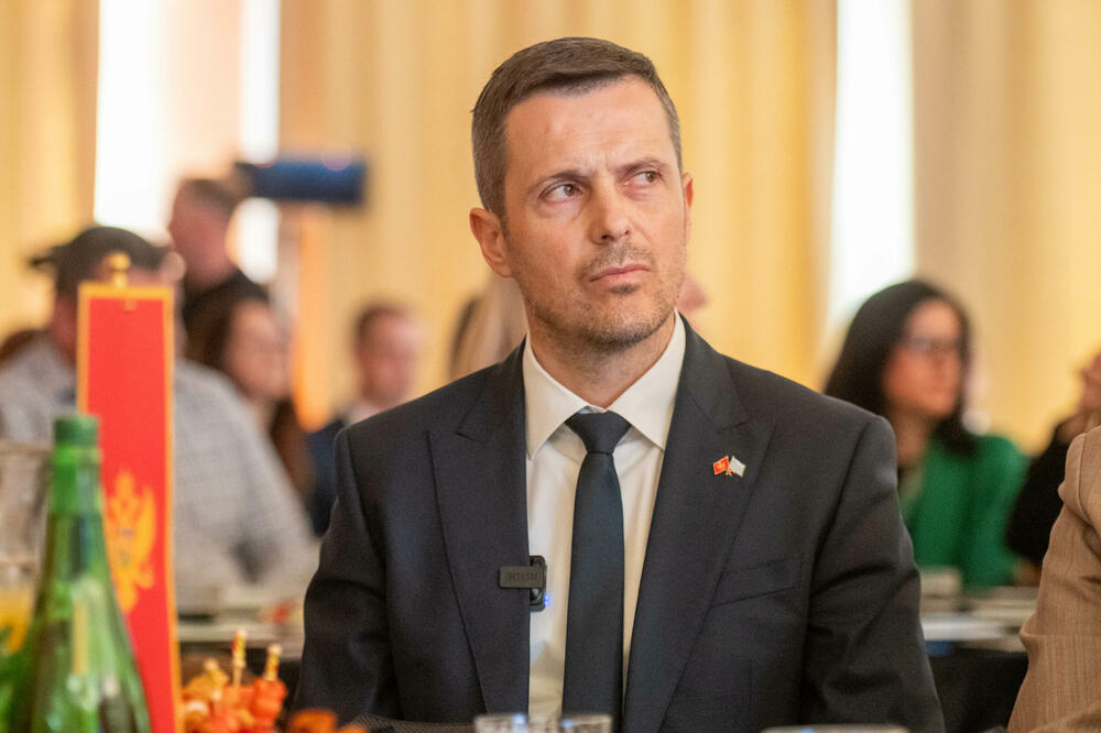 <p>Znanje, integritet i liderstvo moraju postati osnova napredovanja i odlučivanja, kazao je predsjednik AMM-a Budimir Raičković</p>