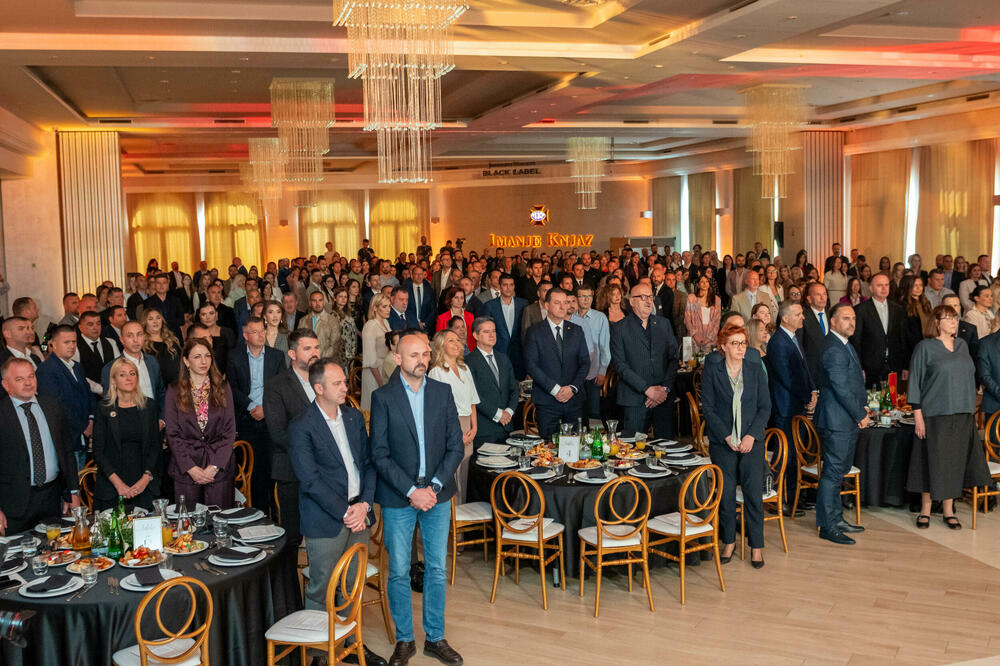 <p>Znanje, integritet i liderstvo moraju postati osnova napredovanja i odlučivanja, kazao je predsjednik AMM-a Budimir Raičković</p>