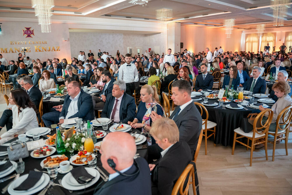 <p>Znanje, integritet i liderstvo moraju postati osnova napredovanja i odlučivanja, kazao je predsjednik AMM-a Budimir Raičković</p>