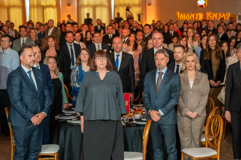 <p>Znanje, integritet i liderstvo moraju postati osnova napredovanja i odlučivanja, kazao je predsjednik AMM-a Budimir Raičković</p>