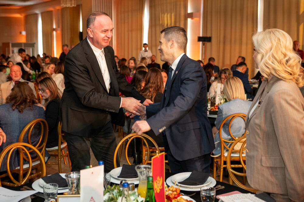 <p>Znanje, integritet i liderstvo moraju postati osnova napredovanja i odlučivanja, kazao je predsjednik AMM-a Budimir Raičković</p>