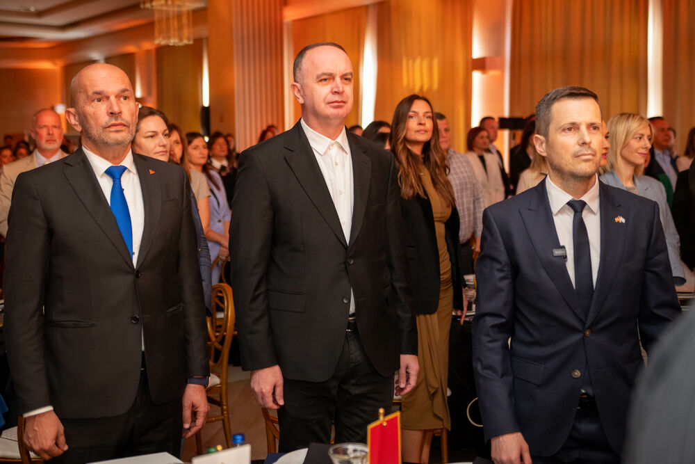 <p>Znanje, integritet i liderstvo moraju postati osnova napredovanja i odlučivanja, kazao je predsjednik AMM-a Budimir Raičković</p>