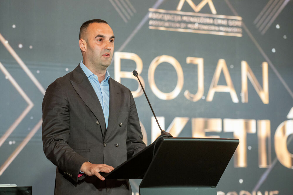 <p>Znanje, integritet i liderstvo moraju postati osnova napredovanja i odlučivanja, kazao je predsjednik AMM-a Budimir Raičković</p>