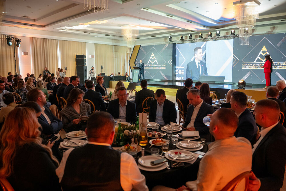 <p>Znanje, integritet i liderstvo moraju postati osnova napredovanja i odlučivanja, kazao je predsjednik AMM-a Budimir Raičković</p>