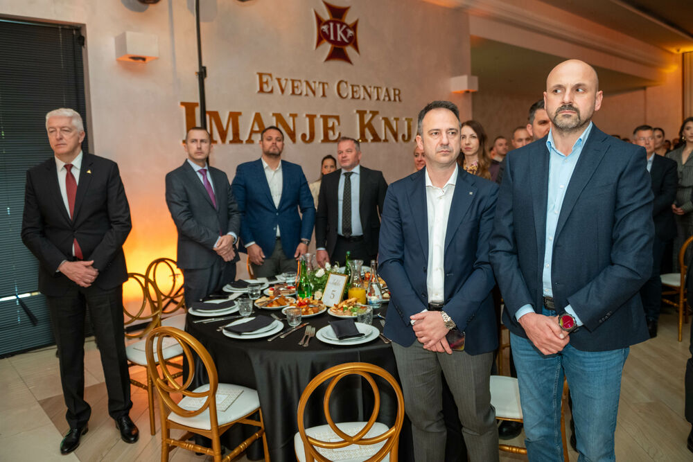 <p>Znanje, integritet i liderstvo moraju postati osnova napredovanja i odlučivanja, kazao je predsjednik AMM-a Budimir Raičković</p>