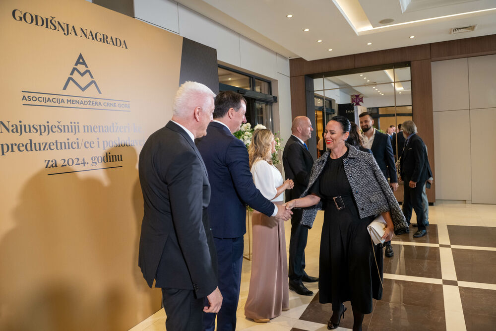 <p>Znanje, integritet i liderstvo moraju postati osnova napredovanja i odlučivanja, kazao je predsjednik AMM-a Budimir Raičković</p>