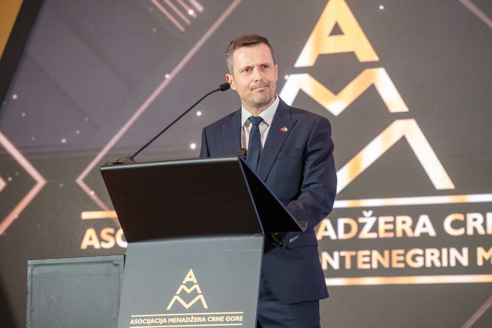 <p>Znanje, integritet i liderstvo moraju postati osnova napredovanja i odlučivanja, kazao je predsjednik AMM-a Budimir Raičković</p>