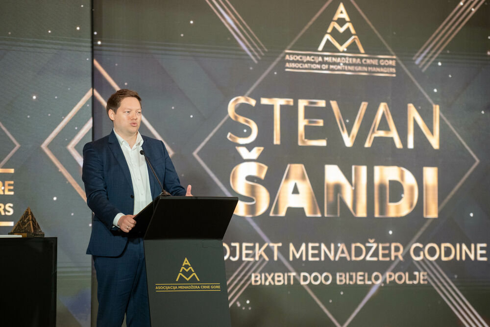 <p>Znanje, integritet i liderstvo moraju postati osnova napredovanja i odlučivanja, kazao je predsjednik AMM-a Budimir Raičković</p>