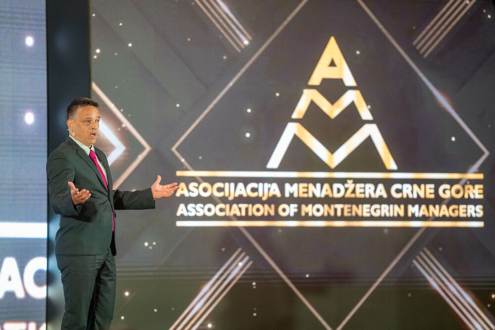 <p>Znanje, integritet i liderstvo moraju postati osnova napredovanja i odlučivanja, kazao je predsjednik AMM-a Budimir Raičković</p>