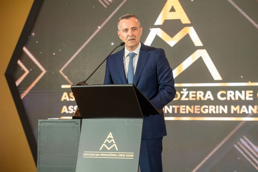 <p>Znanje, integritet i liderstvo moraju postati osnova napredovanja i odlučivanja, kazao je predsjednik AMM-a Budimir Raičković</p>