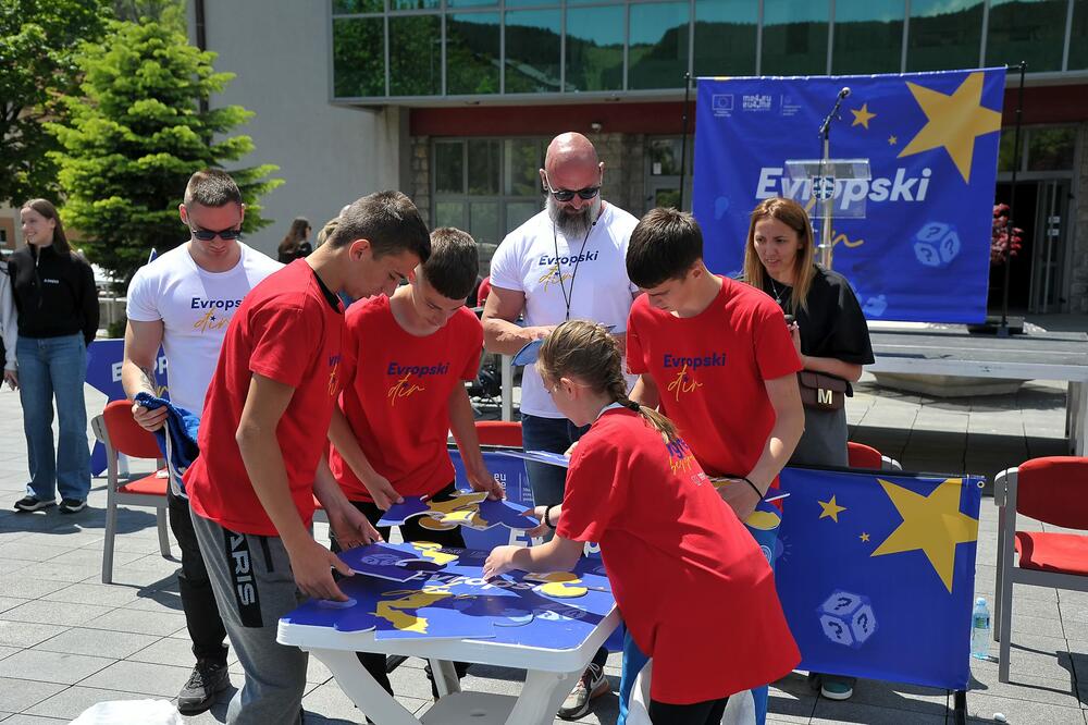 <p>U događaju učestvovali učenici osnovnih škola</p>