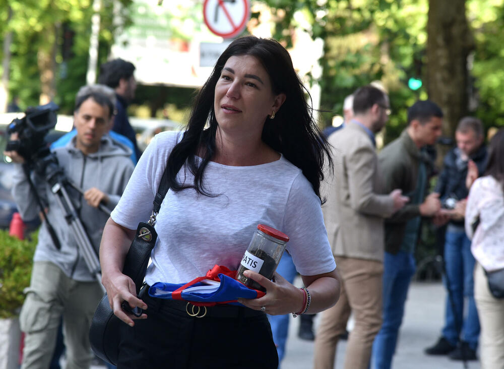 <p>"Beskrajno smo zahvalni EU što nas štiti od odluka Vlada. Imamo stav Evropskog parlamenta, Marte Kos, da ovaj sporazum nije sporan samo ako ostane mrtvo slovo na papiru. Zna li Spajić odgovor EU, u kojem piše da će sprovođenje ovog ugovora zaustaviti evropski put Crne Gore", kazala je Ćalović Marković i dodala da žele da saznaju šta se krije iza ovog ugovora</p>