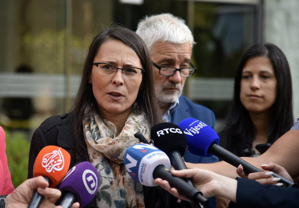 <p>"Beskrajno smo zahvalni EU što nas štiti od odluka Vlada. Imamo stav Evropskog parlamenta, Marte Kos, da ovaj sporazum nije sporan samo ako ostane mrtvo slovo na papiru. Zna li Spajić odgovor EU, u kojem piše da će sprovođenje ovog ugovora zaustaviti evropski put Crne Gore", kazala je Ćalović Marković i dodala da žele da saznaju šta se krije iza ovog ugovora</p>