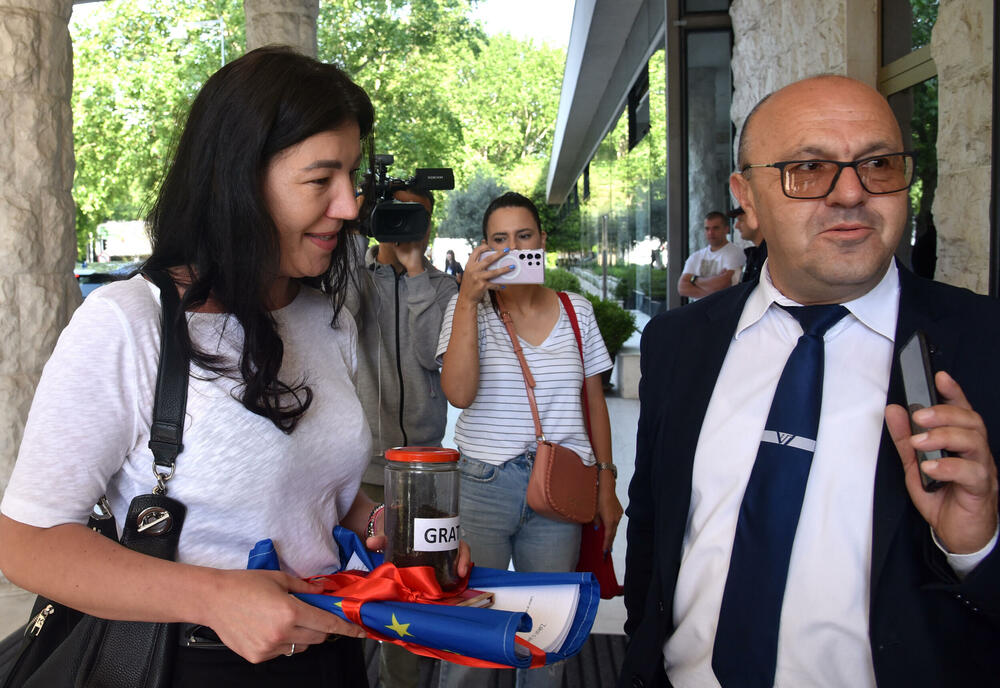 <p>"Beskrajno smo zahvalni EU što nas štiti od odluka Vlada. Imamo stav Evropskog parlamenta, Marte Kos, da ovaj sporazum nije sporan samo ako ostane mrtvo slovo na papiru. Zna li Spajić odgovor EU, u kojem piše da će sprovođenje ovog ugovora zaustaviti evropski put Crne Gore", kazala je Ćalović Marković i dodala da žele da saznaju šta se krije iza ovog ugovora</p>