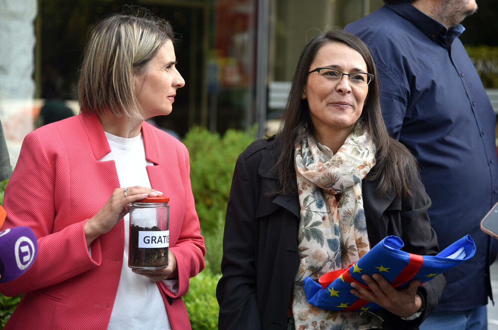 <p>"Beskrajno smo zahvalni EU što nas štiti od odluka Vlada. Imamo stav Evropskog parlamenta, Marte Kos, da ovaj sporazum nije sporan samo ako ostane mrtvo slovo na papiru. Zna li Spajić odgovor EU, u kojem piše da će sprovođenje ovog ugovora zaustaviti evropski put Crne Gore", kazala je Ćalović Marković i dodala da žele da saznaju šta se krije iza ovog ugovora</p>