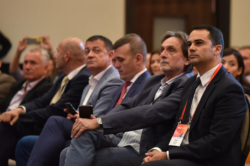 <p>Ministar ekonomskog razvoja je dodao da Vlada ostaje pri stateškom pristupu i da kroz dijalog žele da čuju mišljenja i stavove. Istakao je da je konferencija zakazana mjesecima ranije i prije potpisivanja Sporazuma sa Ujedinjenim Arapskim Emiratima</p>