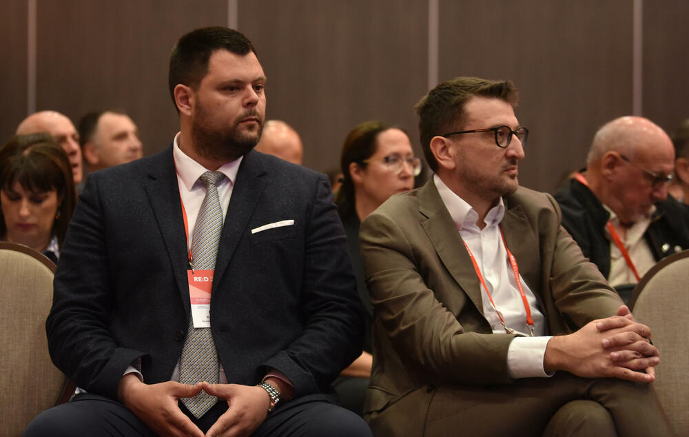 <p>Ministar ekonomskog razvoja je dodao da Vlada ostaje pri stateškom pristupu i da kroz dijalog žele da čuju mišljenja i stavove. Istakao je da je konferencija zakazana mjesecima ranije i prije potpisivanja Sporazuma sa Ujedinjenim Arapskim Emiratima</p>