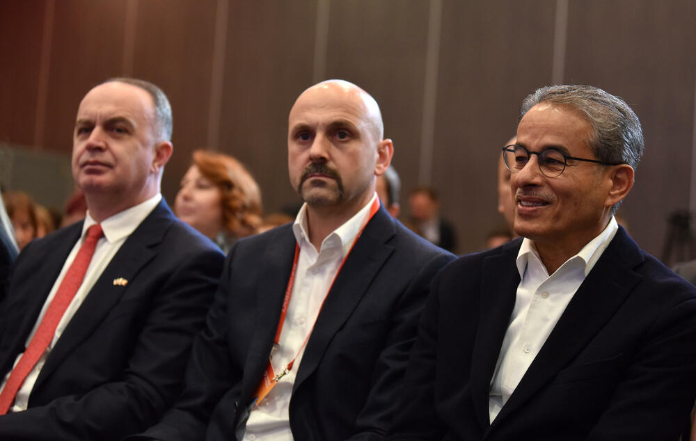 <p>Ministar ekonomskog razvoja je dodao da Vlada ostaje pri stateškom pristupu i da kroz dijalog žele da čuju mišljenja i stavove. Istakao je da je konferencija zakazana mjesecima ranije i prije potpisivanja Sporazuma sa Ujedinjenim Arapskim Emiratima</p>