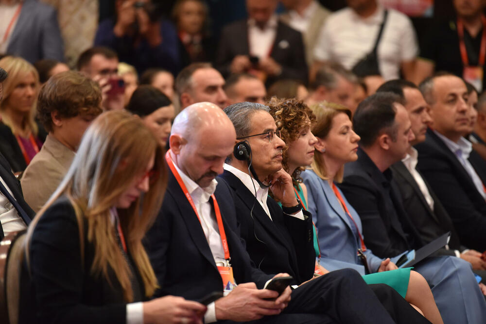 <p>Ministar ekonomskog razvoja je dodao da Vlada ostaje pri stateškom pristupu i da kroz dijalog žele da čuju mišljenja i stavove. Istakao je da je konferencija zakazana mjesecima ranije i prije potpisivanja Sporazuma sa Ujedinjenim Arapskim Emiratima</p>