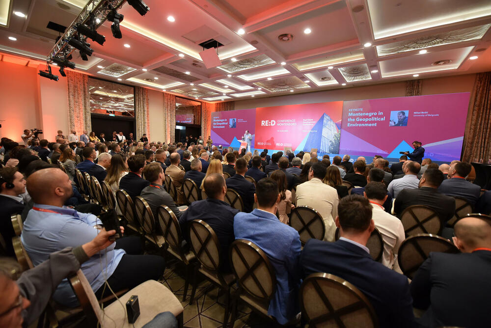 <p>Ministar ekonomskog razvoja je dodao da Vlada ostaje pri stateškom pristupu i da kroz dijalog žele da čuju mišljenja i stavove. Istakao je da je konferencija zakazana mjesecima ranije i prije potpisivanja Sporazuma sa Ujedinjenim Arapskim Emiratima</p>