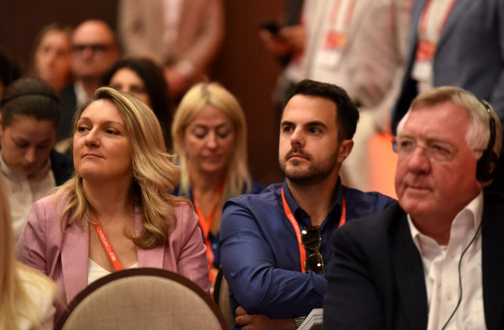 <p>Ministar ekonomskog razvoja je dodao da Vlada ostaje pri stateškom pristupu i da kroz dijalog žele da čuju mišljenja i stavove. Istakao je da je konferencija zakazana mjesecima ranije i prije potpisivanja Sporazuma sa Ujedinjenim Arapskim Emiratima</p>