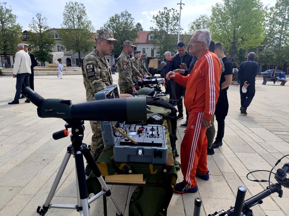 <p>Danas se u sistemu bezbjednosti, sistemu odbrane, i u Vojsci Crne Gore isključivo cijeni i mjeri kvalitet, profesionalnost, znanje i integritet, kazao je potpredsjednik Vlade</p>