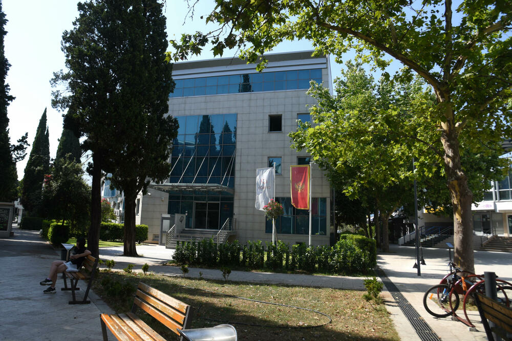 U prošloj godini zapošljeno 17 osoba, dok je šestoro sporazumno raskinulo radni odnos, Foto: BORIS PEJOVIC