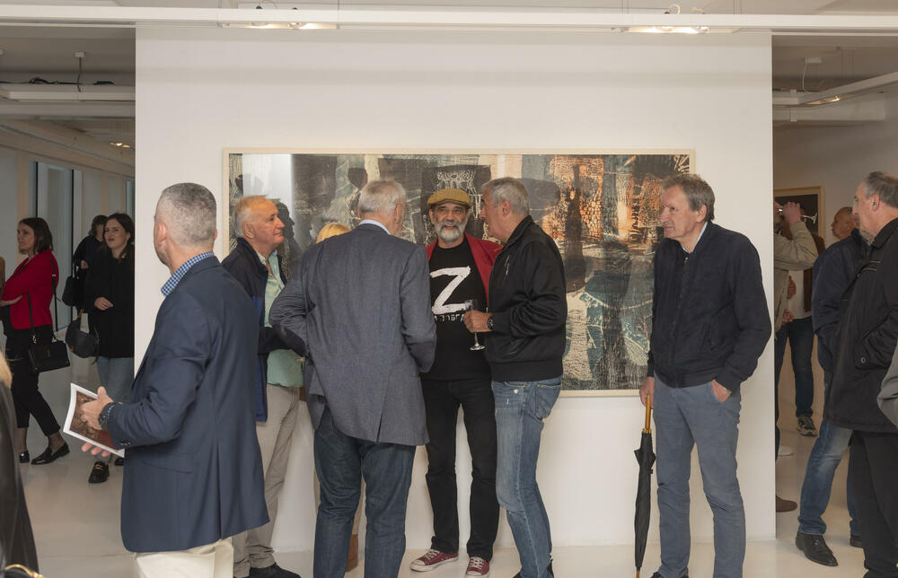 <p>Izložba akademskog grafičara Dejana Mirkovića otvorena u Crnogorskoj galeriji umjetnosti „Miodrag Dado Đurić“ na Cetinju</p>