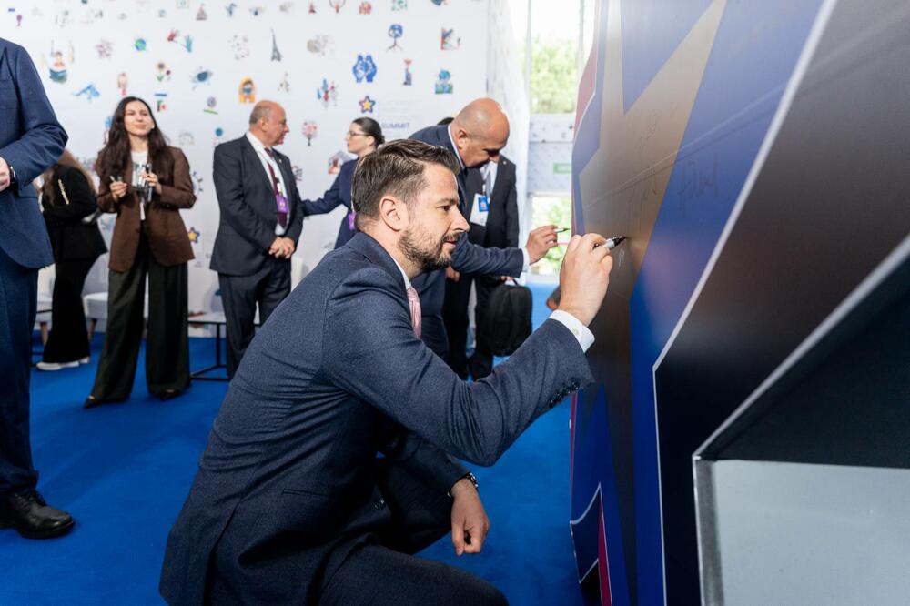 <p>„Ovo je izuzetno važna platforma, posebno za nas, zemlje koje još nisu članice Evropske unije, jer je ovo prilika za otvoren razgovor sa članicama EU o jačanju evropskog jedinstva", rekao je predsjednik Crne Gore</p>