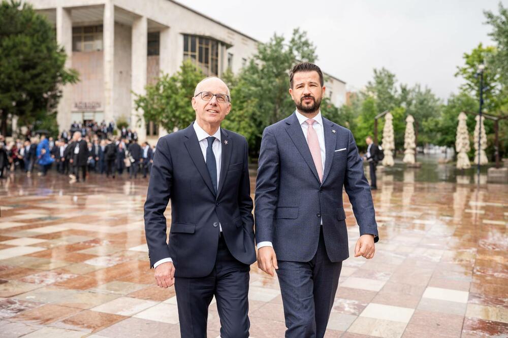 <p>„Ovo je izuzetno važna platforma, posebno za nas, zemlje koje još nisu članice Evropske unije, jer je ovo prilika za otvoren razgovor sa članicama EU o jačanju evropskog jedinstva", rekao je predsjednik Crne Gore</p>