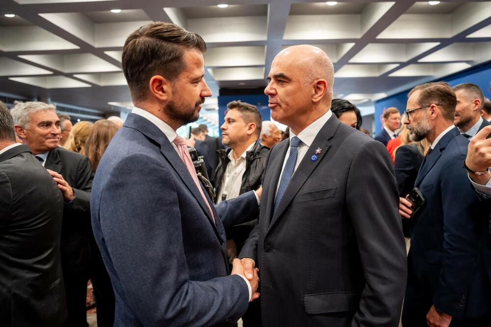 <p>„Ovo je izuzetno važna platforma, posebno za nas, zemlje koje još nisu članice Evropske unije, jer je ovo prilika za otvoren razgovor sa članicama EU o jačanju evropskog jedinstva", rekao je predsjednik Crne Gore</p>