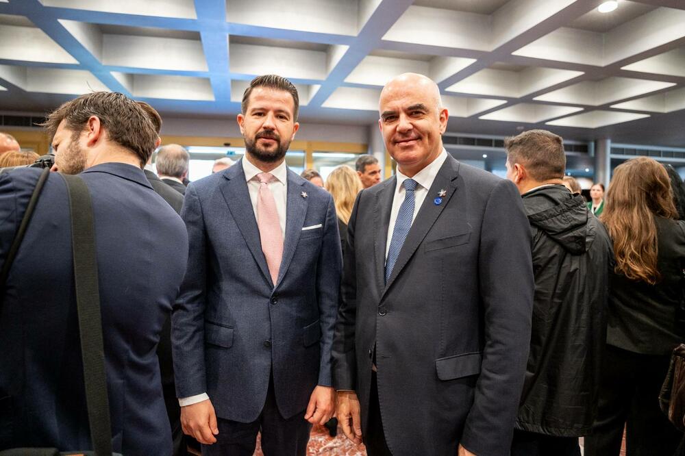 <p>„Ovo je izuzetno važna platforma, posebno za nas, zemlje koje još nisu članice Evropske unije, jer je ovo prilika za otvoren razgovor sa članicama EU o jačanju evropskog jedinstva", rekao je predsjednik Crne Gore</p>