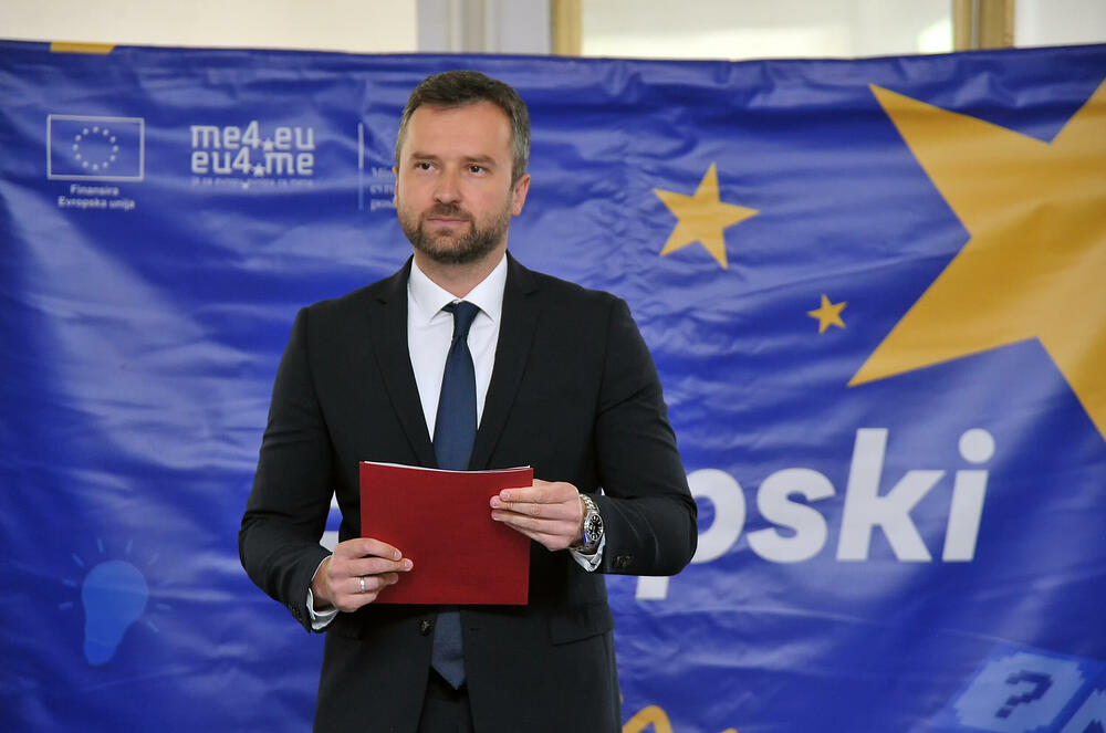 <p>„Iako je kalendarski maj, Petnjicu je iznenadio snijeg, ali ni neuobičajene vremenske prilike nisu uspjele da poremete raspoloženje i energiju na još jednom izdanju Evropskog đira“, kazali su iz Ministarstva evropskih poslova</p>