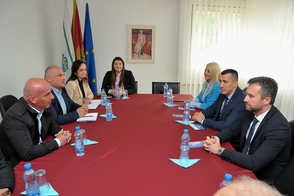 <p>„Iako je kalendarski maj, Petnjicu je iznenadio snijeg, ali ni neuobičajene vremenske prilike nisu uspjele da poremete raspoloženje i energiju na još jednom izdanju Evropskog đira“, kazali su iz Ministarstva evropskih poslova</p>