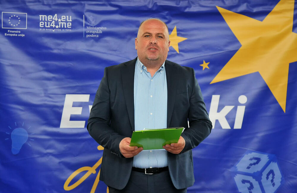 <p>„Iako je kalendarski maj, Petnjicu je iznenadio snijeg, ali ni neuobičajene vremenske prilike nisu uspjele da poremete raspoloženje i energiju na još jednom izdanju Evropskog đira“, kazali su iz Ministarstva evropskih poslova</p>