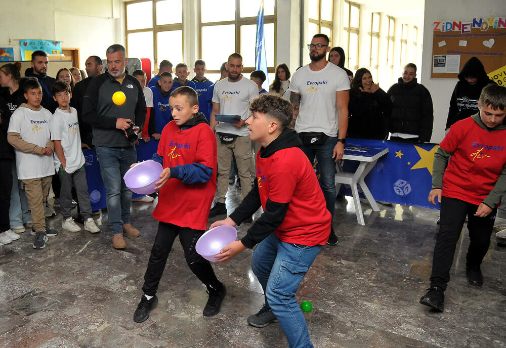 <p>„Iako je kalendarski maj, Petnjicu je iznenadio snijeg, ali ni neuobičajene vremenske prilike nisu uspjele da poremete raspoloženje i energiju na još jednom izdanju Evropskog đira“, kazali su iz Ministarstva evropskih poslova</p>