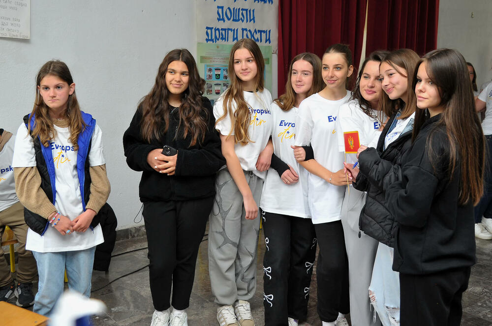 <p>„Iako je kalendarski maj, Petnjicu je iznenadio snijeg, ali ni neuobičajene vremenske prilike nisu uspjele da poremete raspoloženje i energiju na još jednom izdanju Evropskog đira“, kazali su iz Ministarstva evropskih poslova</p>