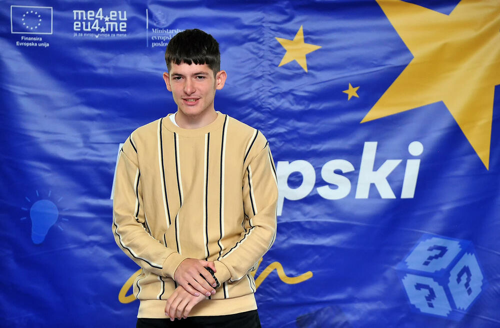 <p>„Iako je kalendarski maj, Petnjicu je iznenadio snijeg, ali ni neuobičajene vremenske prilike nisu uspjele da poremete raspoloženje i energiju na još jednom izdanju Evropskog đira“, kazali su iz Ministarstva evropskih poslova</p>