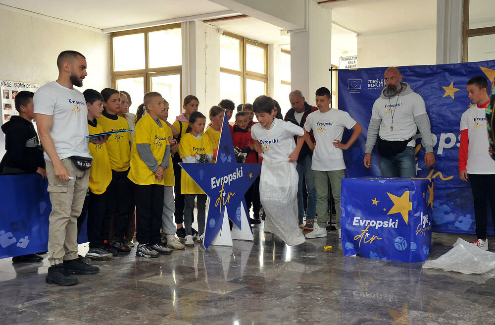 <p>„Iako je kalendarski maj, Petnjicu je iznenadio snijeg, ali ni neuobičajene vremenske prilike nisu uspjele da poremete raspoloženje i energiju na još jednom izdanju Evropskog đira“, kazali su iz Ministarstva evropskih poslova</p>