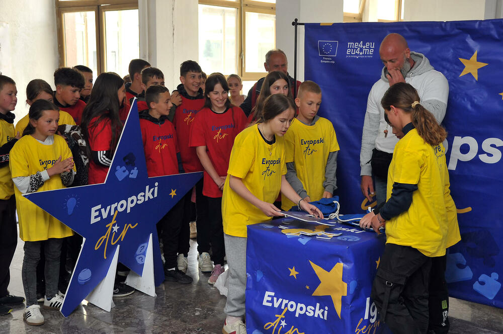 <p>„Iako je kalendarski maj, Petnjicu je iznenadio snijeg, ali ni neuobičajene vremenske prilike nisu uspjele da poremete raspoloženje i energiju na još jednom izdanju Evropskog đira“, kazali su iz Ministarstva evropskih poslova</p>