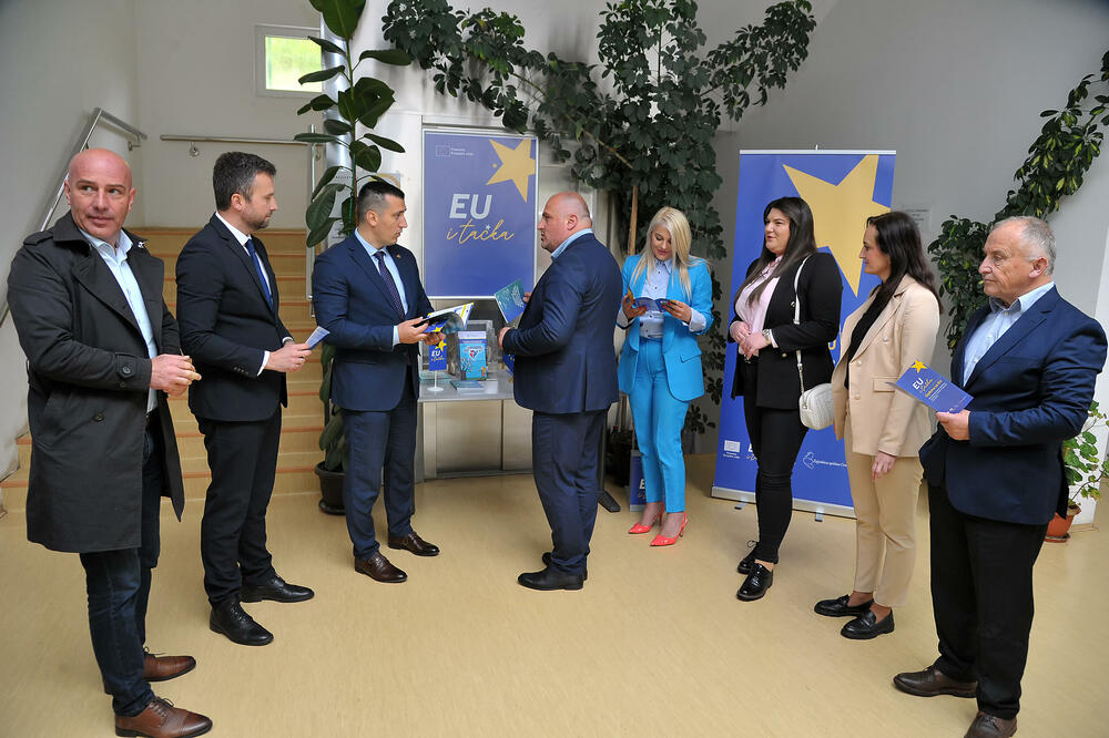 <p>„Iako je kalendarski maj, Petnjicu je iznenadio snijeg, ali ni neuobičajene vremenske prilike nisu uspjele da poremete raspoloženje i energiju na još jednom izdanju Evropskog đira“, kazali su iz Ministarstva evropskih poslova</p>