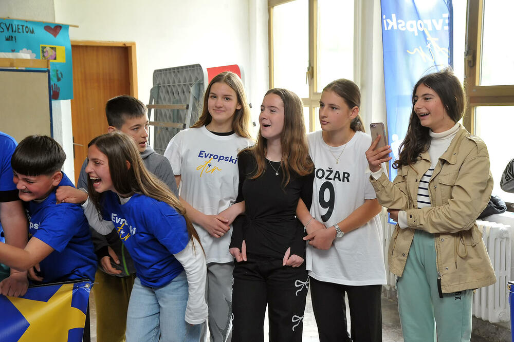 <p>„Iako je kalendarski maj, Petnjicu je iznenadio snijeg, ali ni neuobičajene vremenske prilike nisu uspjele da poremete raspoloženje i energiju na još jednom izdanju Evropskog đira“, kazali su iz Ministarstva evropskih poslova</p>