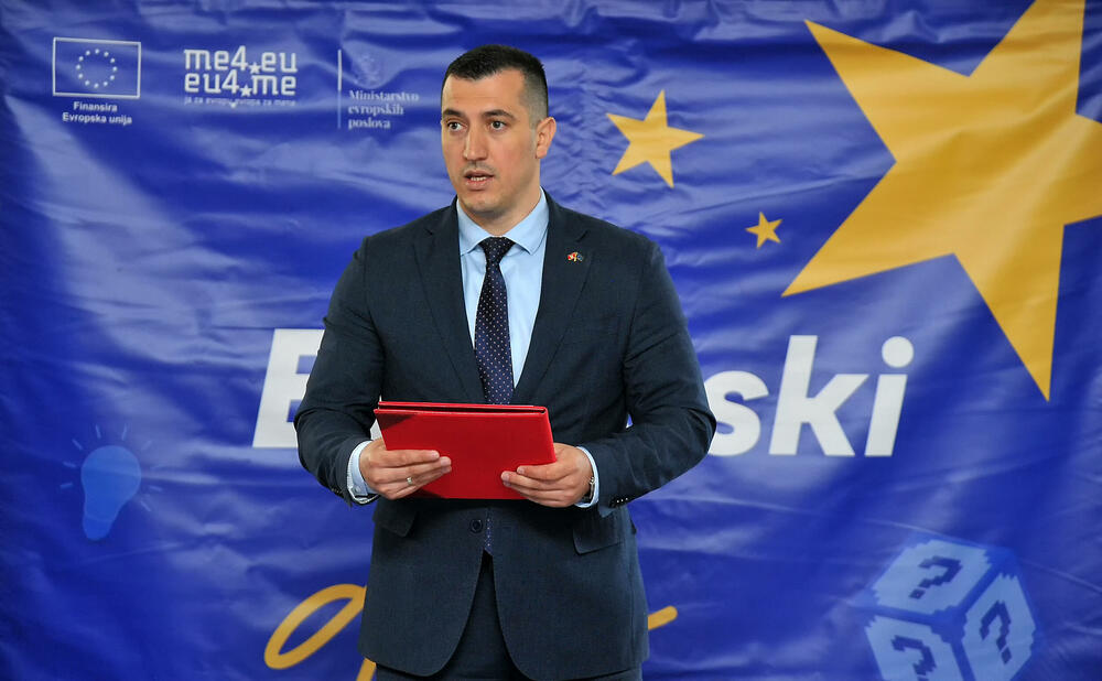 <p>„Iako je kalendarski maj, Petnjicu je iznenadio snijeg, ali ni neuobičajene vremenske prilike nisu uspjele da poremete raspoloženje i energiju na još jednom izdanju Evropskog đira“, kazali su iz Ministarstva evropskih poslova</p>