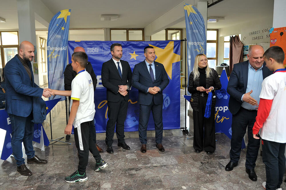 <p>„Iako je kalendarski maj, Petnjicu je iznenadio snijeg, ali ni neuobičajene vremenske prilike nisu uspjele da poremete raspoloženje i energiju na još jednom izdanju Evropskog đira“, kazali su iz Ministarstva evropskih poslova</p>